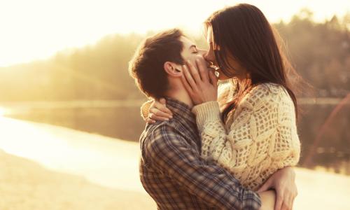 Miért álmodozik arról, hogy csókolózna egy álomban: értelmezés az álomkönyvekből