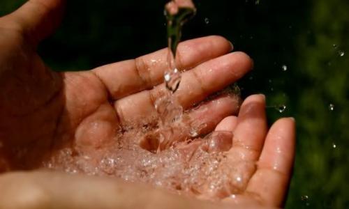 물 주문: 사람을 돕는 강력한 마법 물 위에서 행운을 빌어주는 주문 만들기